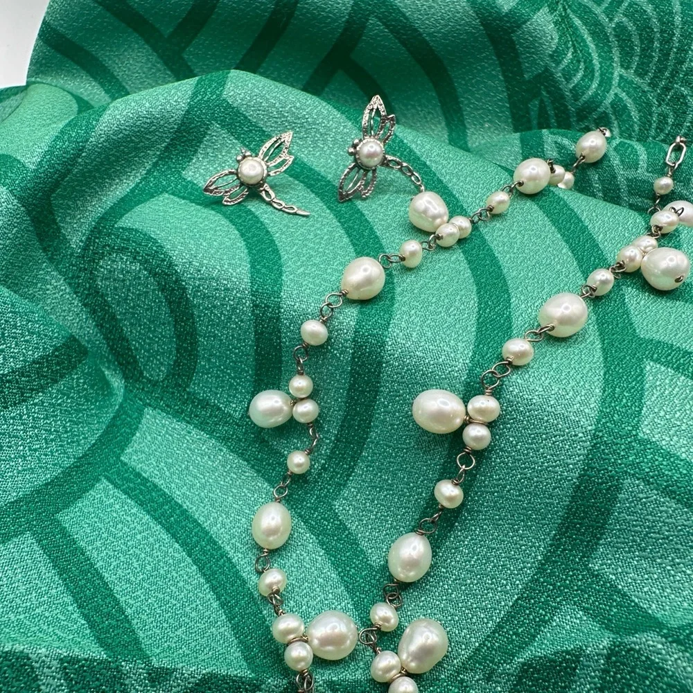 Charming silver & pearl necklace and earring set - Picture 3 of 3
